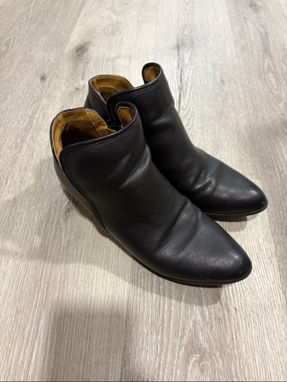 Natural Soul Black Leather Pointed Toe Ankle Booties